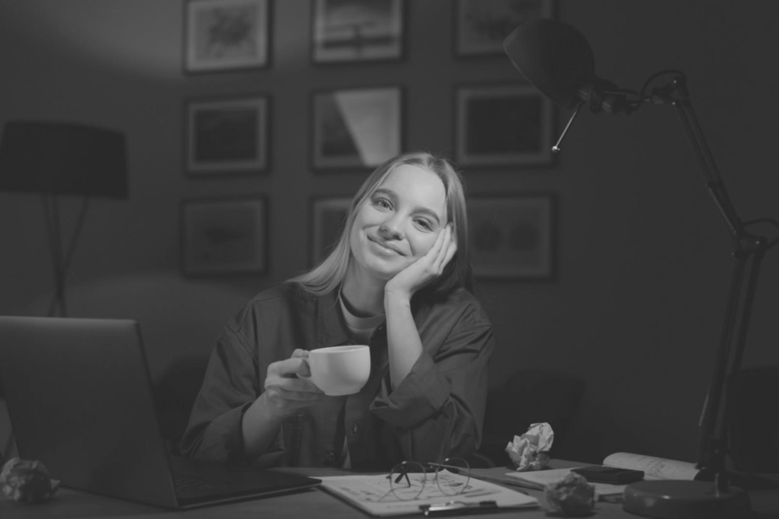 Finanzplanung Arbeitsbereich mit Dokumenten und Notizen